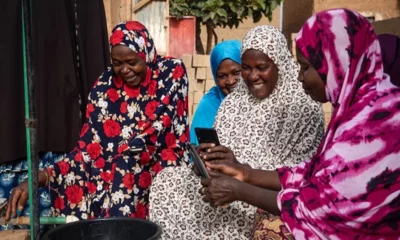 femmes-a-cote-d-une-borne-fontaine_au-niger