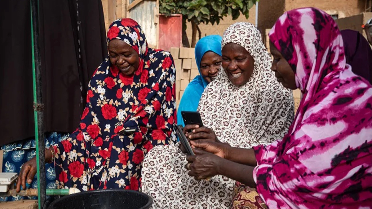 femmes-a-cote-d-une-borne-fontaine_au-niger